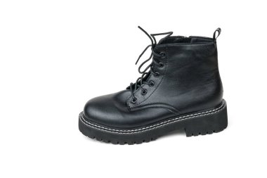 Beyaz arka planda izole edilmiş yüksek tabanlı deri çizme. Sıradan ayakkabılar..