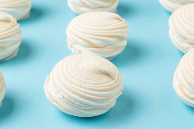 Açık mavi arka planda yeni hazırlanmış krema. Yumurta ve şekerin lezzeti.