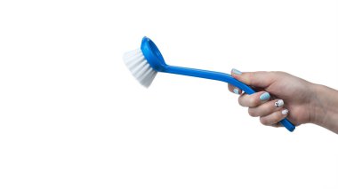 Bir kadının eli, beyaz arka planda izole edilmiş uzun saplı bir fırçayı tutar. Evi temizlemek için bir şey..