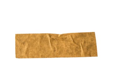 Beyaz arka planda izole edilmiş buruşmuş sarı bir paket bandı. Evrensel paketleme bandı.
