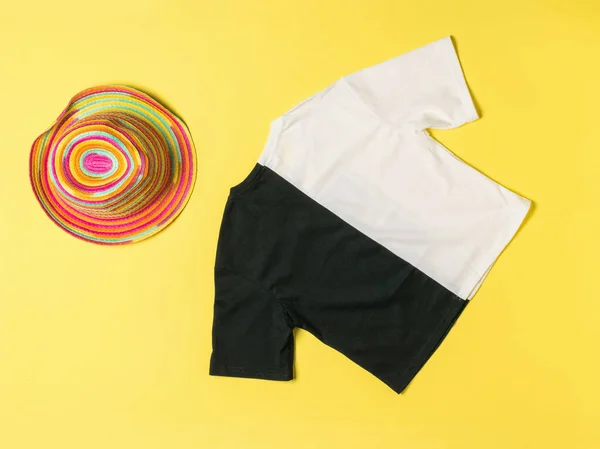 Chapéu Multicolorido Uma Camiseta Preto Branco Sobre Fundo Amarelo Conjunto — Fotografia de Stock