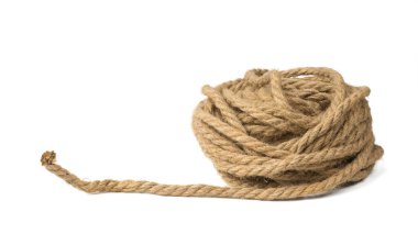 Beyaz arka planda izole edilmiş, gevşetilmiş güçlü halat bobini. Çeşitli ürünleri bağlamak için malzeme.