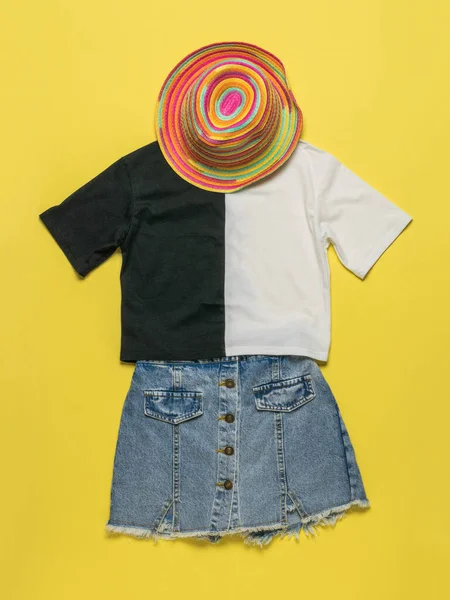 Zomerhoed Shirt Denim Rok Een Gele Achtergrond Een Set Zomerkleren — Stockfoto