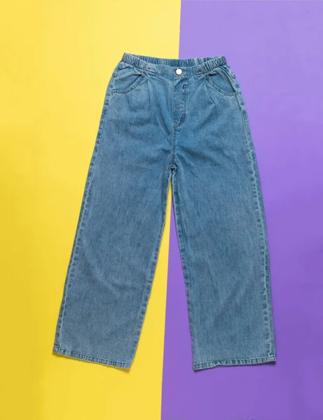 Modieuze Wide Summer Damesjeans Een Two Tone Achtergrond Denim Broek — Stockfoto