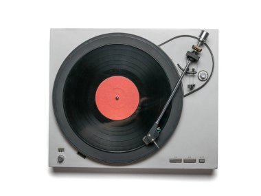 Kırmızı diski olan vinil plak çalar beyaz arkaplanda izole edildi. Klasik müzik ekipmanları.