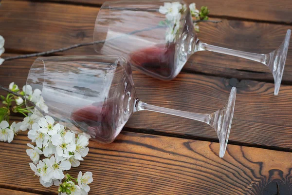 Twee Glazen Rode Wijn Een Kersentak Houten Tafel Klassieke Wijn — Stockfoto