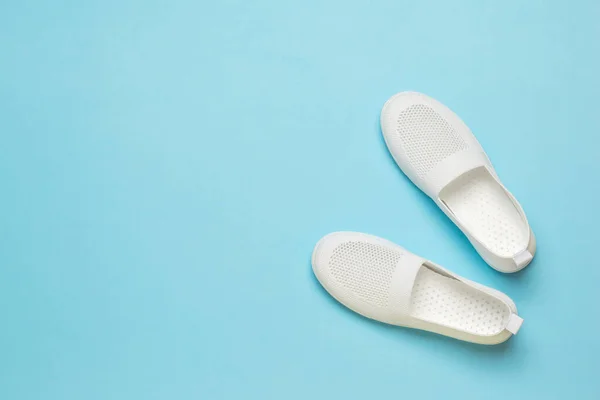 Zapatillas Blancas Verano Para Mujer Sobre Fondo Azul Claro Zapatos — Foto de Stock