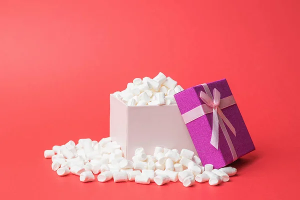 Een Open Geschenkdoos Vol Marshmallows Een Rode Achtergrond Een Zoete — Stockfoto