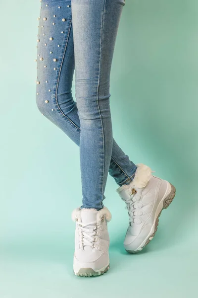 Beyaz Spor Ayakkabılı Kadın Bacakları Mavi Arka Planda Dar Kot — Stok fotoğraf