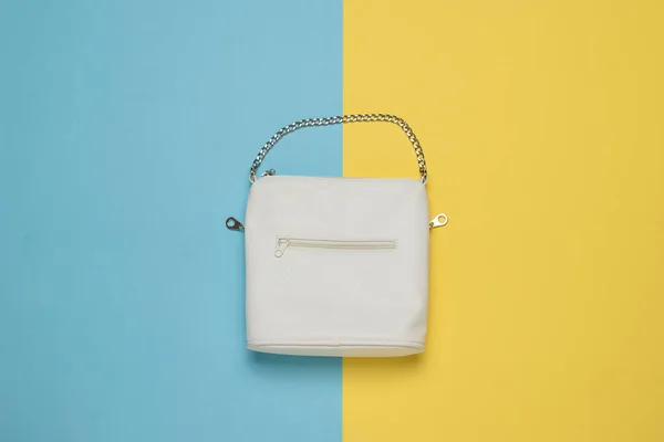 Bolso Cuero Para Mujer Blanco Sobre Fondo Amarillo Azul Accesorio —  Fotos de Stock