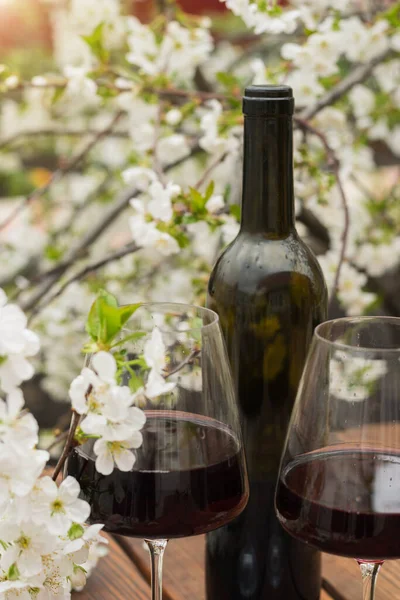 Dois Copos Uma Garrafa Vinho Tinto Mesa Cerejeira Vinho Fundo — Fotografia de Stock