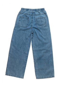 Beyaz arka planda izole edilmiş geniş kadın yaz kotlarının arka plan görüntüsü. Denim pantolon.