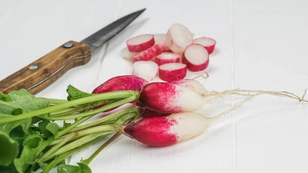 Bunch Radishes Knife Sliced Pieces White Wooden Table Fresh Crop — Stock Photo, Image