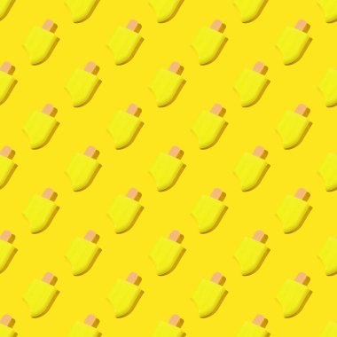 Sarı arka planda kusursuz sarı dondurma deseni. Popüler bir yaz atıştırması.