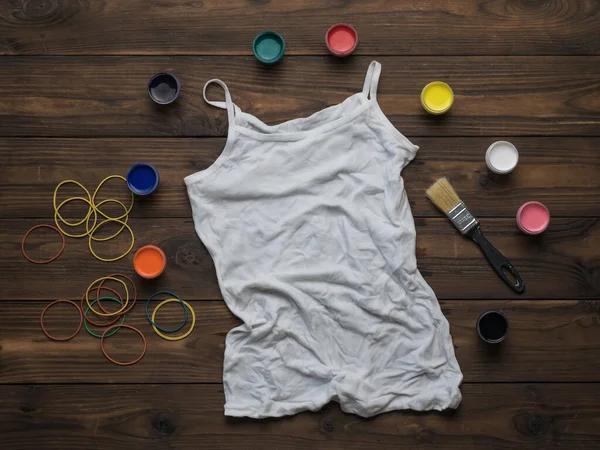 Λευκό Γυναικείο Shirt Έτοιμο Για Ζωγραφική Στο Στυλ Της Βαφής — Φωτογραφία Αρχείου