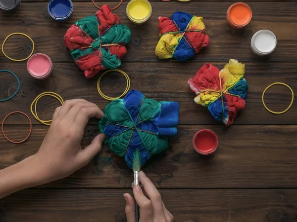 Menina Pinta Roupa Estilo Tintura Laço Cores Escuras Tecido Coloração — Fotografia de Stock