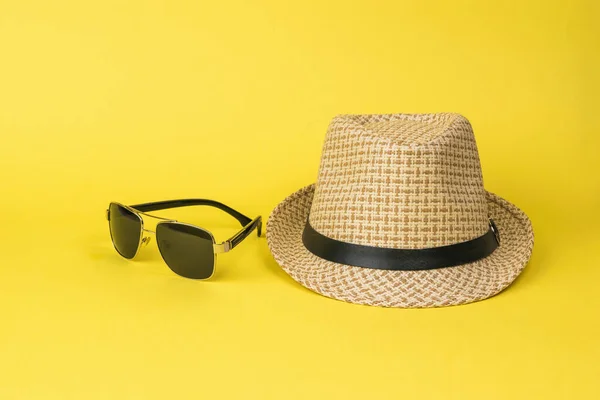 Męski Letni Kapelusz Okulary Przeciwsłoneczne Żółtym Tle Akcesoria Dla Mężczyzn — Zdjęcie stockowe