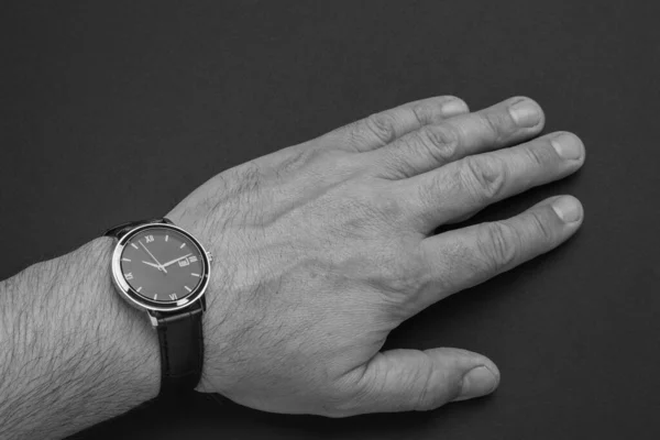 Ręka Mężczyzny Zegarkiem Nadgarstku Rękami Czarnym Tle Modne Stylowe Męskie — Zdjęcie stockowe