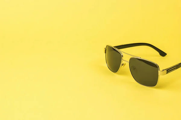 Pánské Sluneční Brýle Ochranu Proti Slunci Žlutém Pozadí Módní Pánská — Stock fotografie