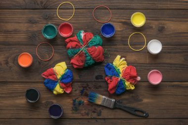 Çok sayıda kumaş, ahşap bir arka planda kumaş ve fırçalar. Renkli kumaş lekesi.