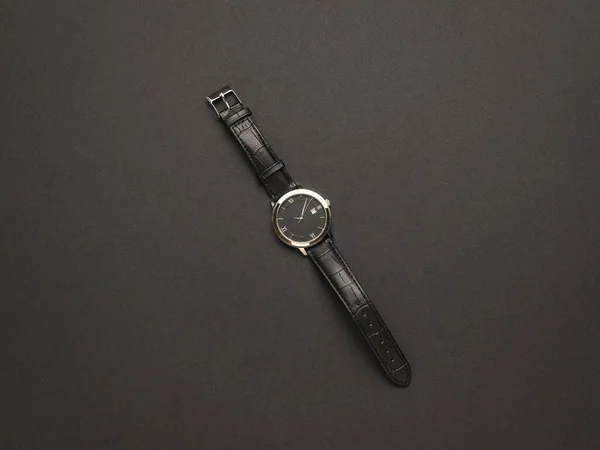 Κλασικό Αντρικό Ρολόι Δερμάτινο Λουράκι Μαύρο Φόντο Ένα Μοντέρνο Και — Φωτογραφία Αρχείου