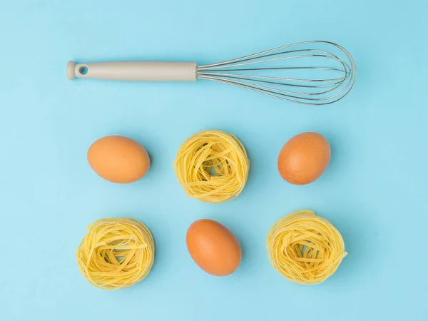Huevos Pasta Batidor Para Batir Sobre Fondo Azul Ingredientes Para — Foto de Stock