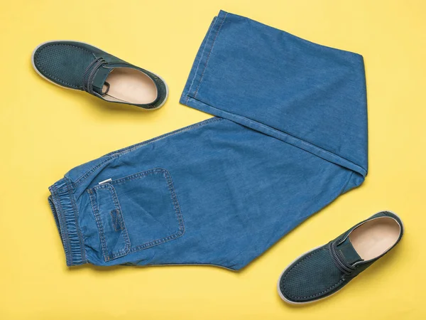 Herenjeans Zomerschoenen Een Gele Achtergrond Vlakke Plaat — Stockfoto