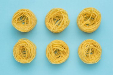 Açık mavi arka planda popüler bir makarna türü. Buğdaydan yapılmış ürünler.