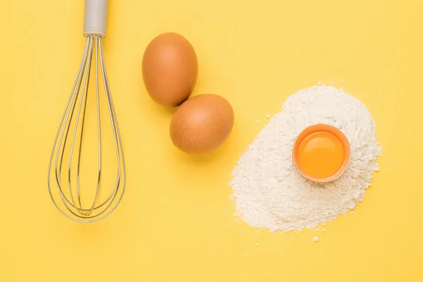 Huevos Una Pila Harina Batidor Sobre Fondo Amarillo Productos Naturales — Foto de Stock