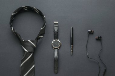 Siyah arka planda siyah erkek aksesuarları. Erkekler için konular.