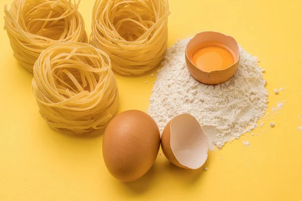 Huevo Partido Harina Pasta Sobre Fondo Amarillo Productos Naturales Equipo — Foto de Stock