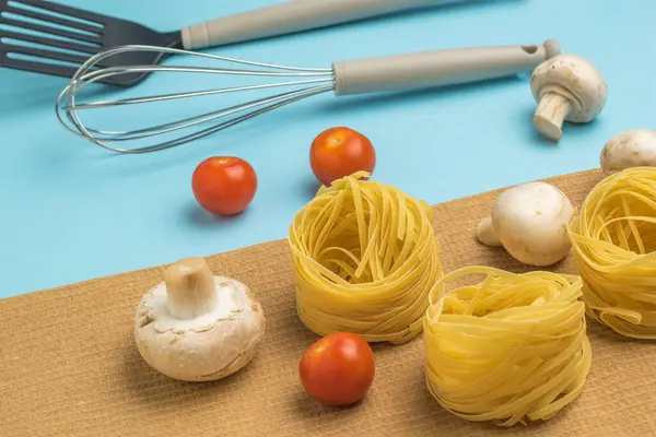 Pasta Συστατικά Και Μαγειρικά Σκεύη Στο Μπλε Τραπέζι Υλικά Για — Φωτογραφία Αρχείου