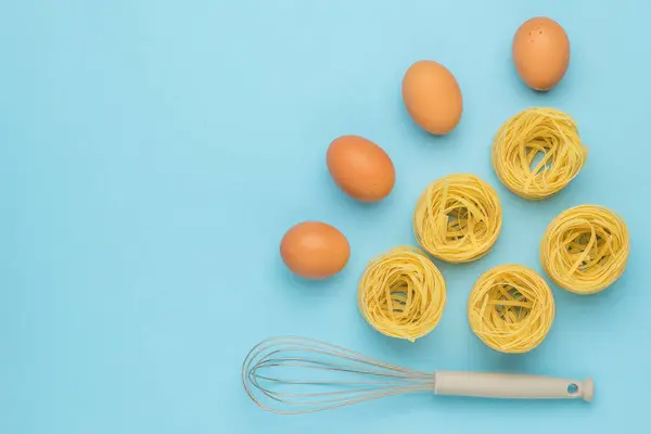 Huevos Pasta Batidor Para Batir Sobre Fondo Azul Ingredientes Para — Foto de Stock