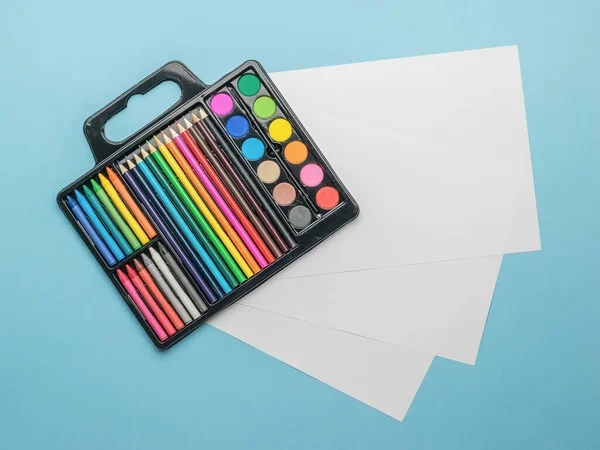 Een Set Verf Potloden Kleurpotloden Blanco Vellen Papier Een Blauwe — Stockfoto