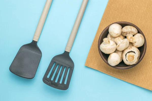 Dos Espátulas Cocina Tazón Barro Con Setas Sobre Fondo Azul — Foto de Stock