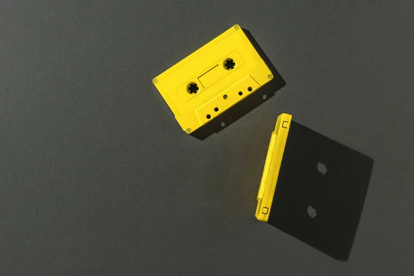 Duas Cassetes Amarelas Com Fita Magnética Luz Brilhante Sobre Fundo — Fotografia de Stock