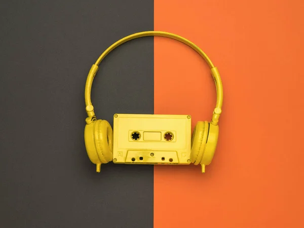 Casete Amarillo Con Cinta Magnética Auriculares Amarillos Sobre Fondo Naranja —  Fotos de Stock