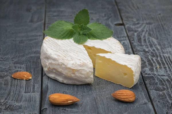 Raminho Hortelã Queijo Camembert Com Pedaço Corte Uma Mesa Madeira — Fotografia de Stock