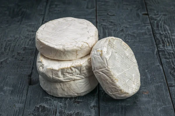 Una Pila Quesos Camembert Recién Preparados Sobre Una Mesa Madera —  Fotos de Stock