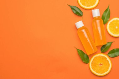 Yapraklar, portakal dilimleri ve portakal suyu şişeleri. Metin için yer aç. Doğal ilaçlarla terapi kavramı. Düz yatıyordu.