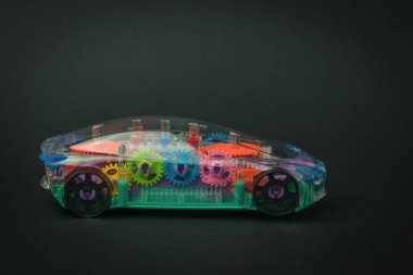 Siyah arka planda klasik bir araba modeli. Bir ulaşım aracı..