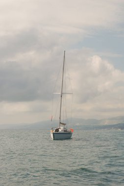 Açık denizde yelkeni olmayan küçük, modern bir yat. Suda popüler bir ulaşım aracı..