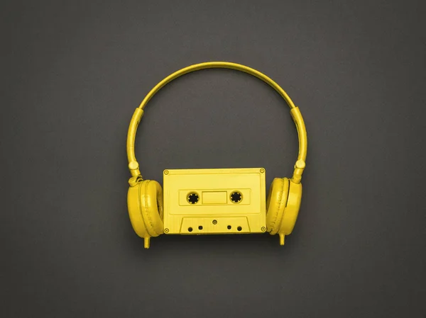 Auriculares Una Grabadora Sobre Fondo Negro Tendencia Color Equipo Vintage —  Fotos de Stock