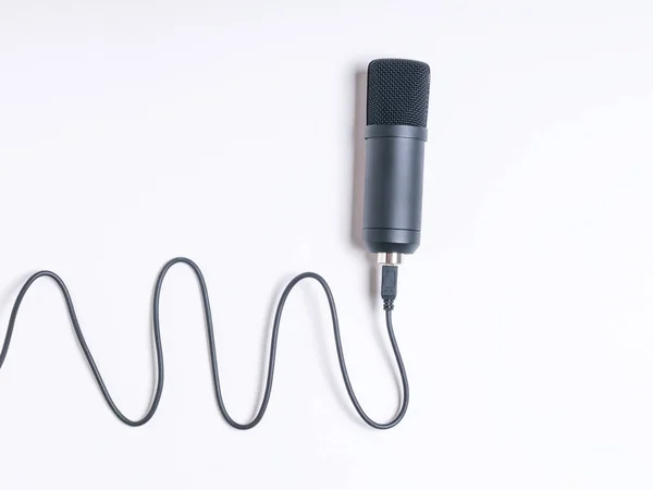 Een Moderne Condensator Microfoon Met Een Draad Een Witte Achtergrond — Stockfoto
