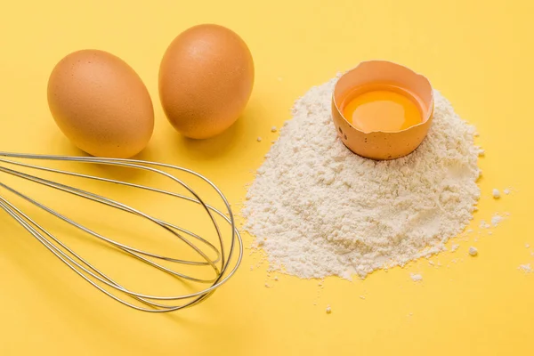 Pile Flour Whisk Whipping Eggs Yellow Background Natural Products Kitchen — Foto de Stock