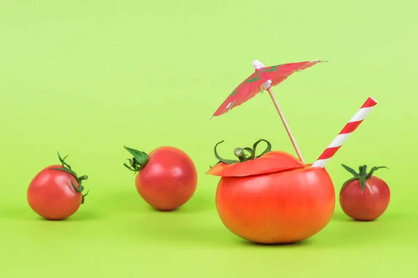 토마토와 칵테일 그리고 흩어져 토마토의 배경에 있습니다 주스의 — 스톡 사진