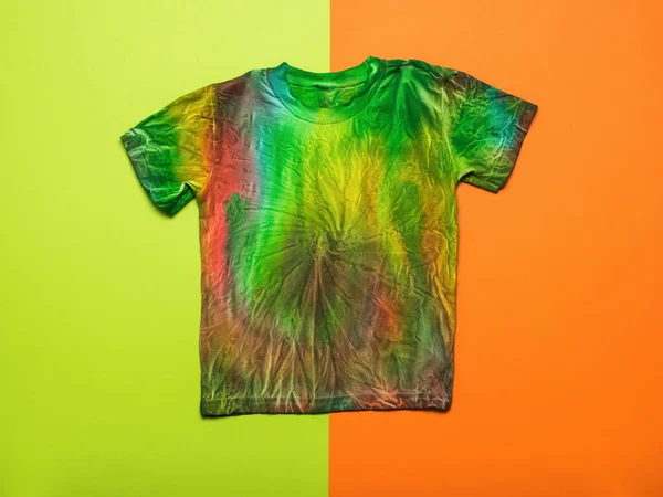 Uma Elegante Camiseta Gravata Pintada Mão Sobre Fundo Laranja Verde — Fotografia de Stock