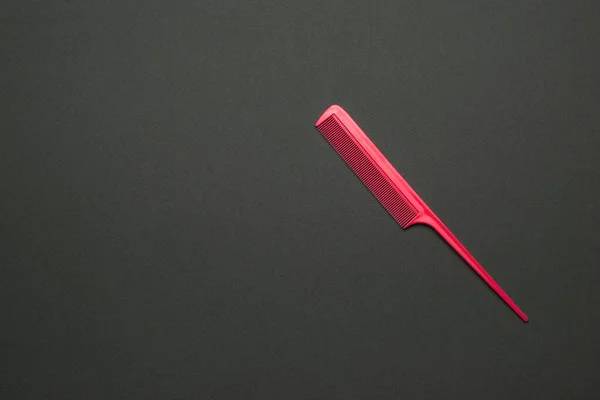 Peigne Plastique Rouge Avec Une Longue Poignée Sur Fond Noir — Photo