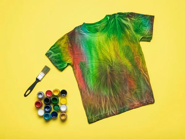 Uma Escova Uma Grande Quantidade Pinturas Tecido Uma Camiseta Tintura — Fotografia de Stock