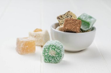 Tahta bir masada beyaz bir fındıklı Türk lokumu. Doğulu tatlılar.